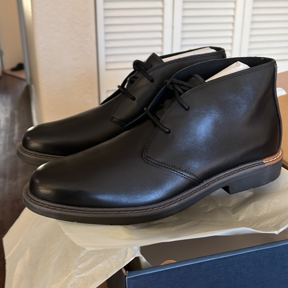 BRAND NEW COLE HAAN CHUKKAS SIZE 8.5